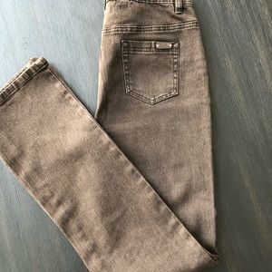 Cute DG brown jeans wardrobe staple